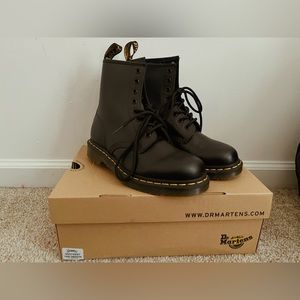 Dr. Martens. 1460 WOMEN'S SMOOTH LEATHER LACE UP BOOTS. Size 6/7